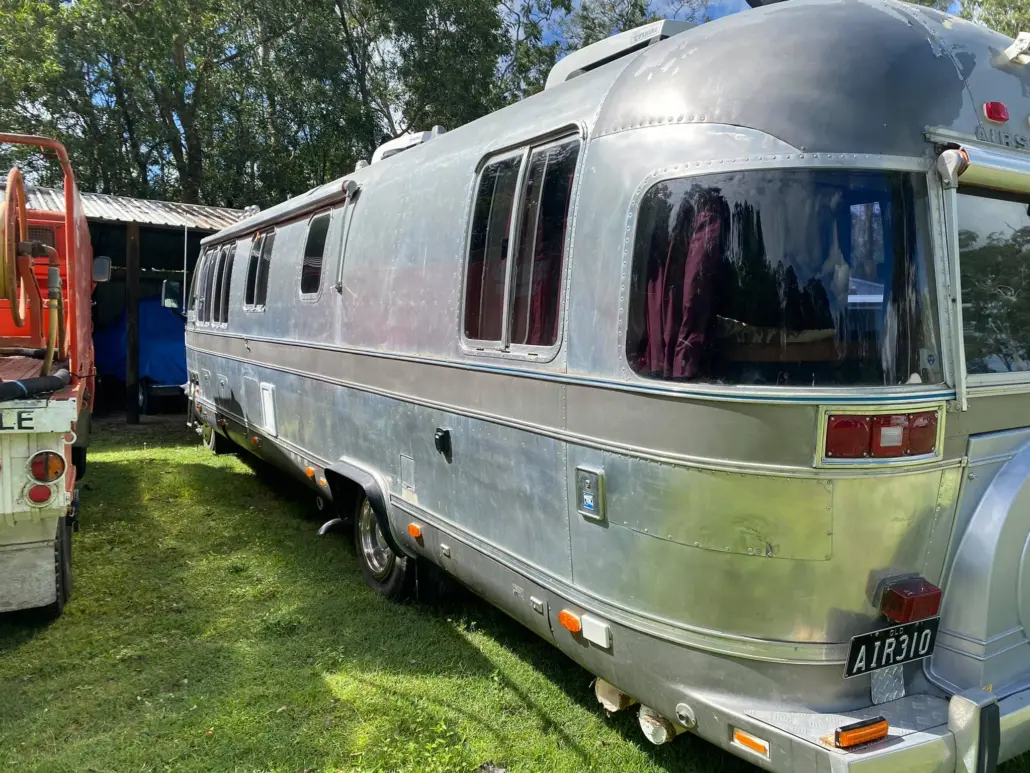 Vintage motorhome — windscreen replacement